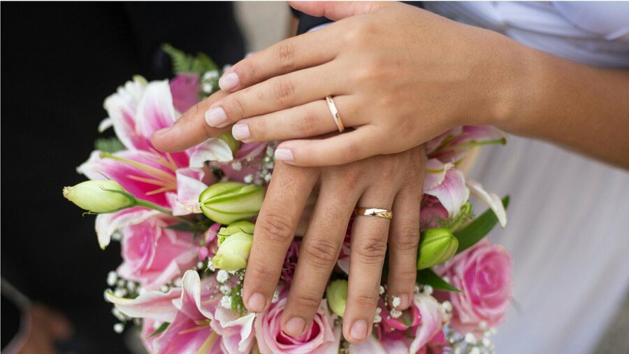 結婚式を挙げて幸せ一杯のカップル